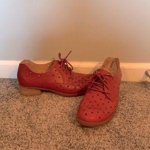 Born Dallyce laser cut oxfords 9/40.5